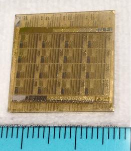 Gallium nitride (GaN) transistor on a diamond substrate