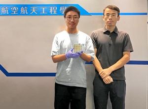 香港科技大學機械及航空航天學系的楊徵保副教授（右）以及龍之河博士（左）。