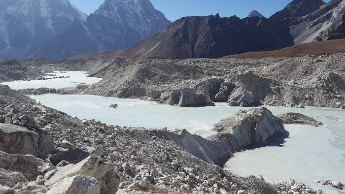 Khumbu_pond_chain