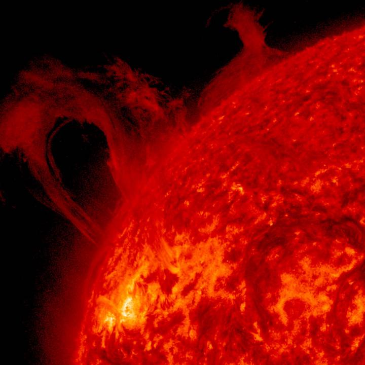 NASA Sees Sun's  Curly-Q Filament Blast