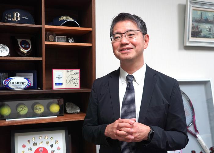 In his office at Kobe University Hospital, Kuroda shares his thoughts on the teams and athletes he supports.