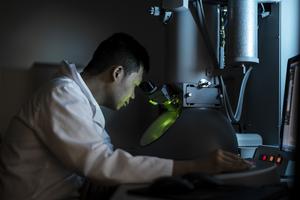 Dr Minh Luu aligning an image on the electron microscope