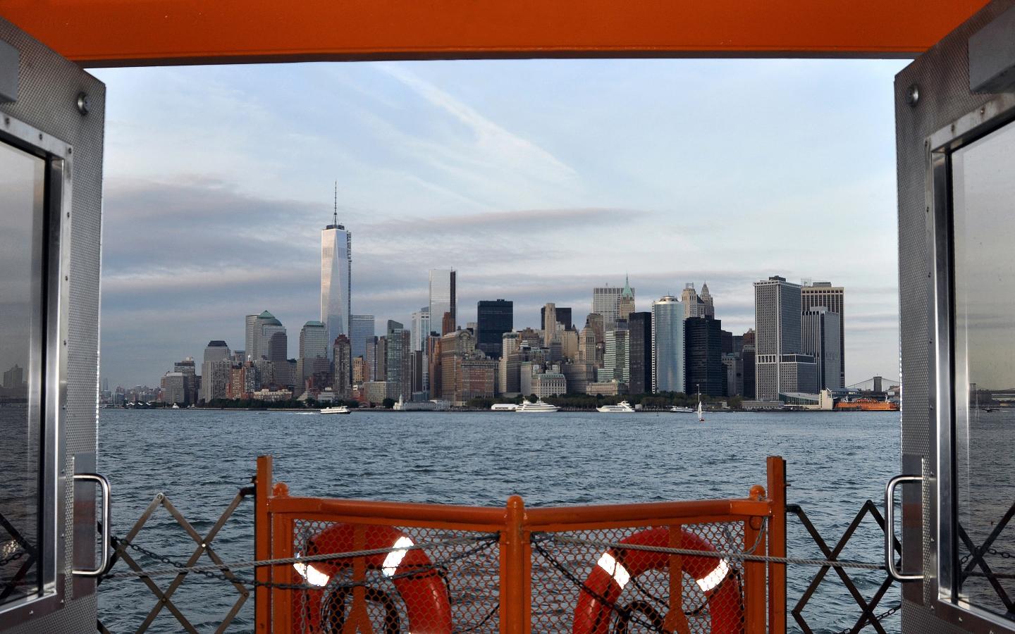 Cities Have a Memory and Interact with Their Neighbors