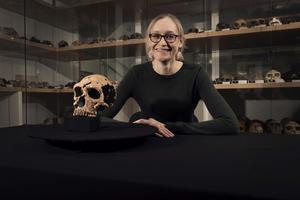 Dr Emma Pomeroy with the skull of Shanidar Z