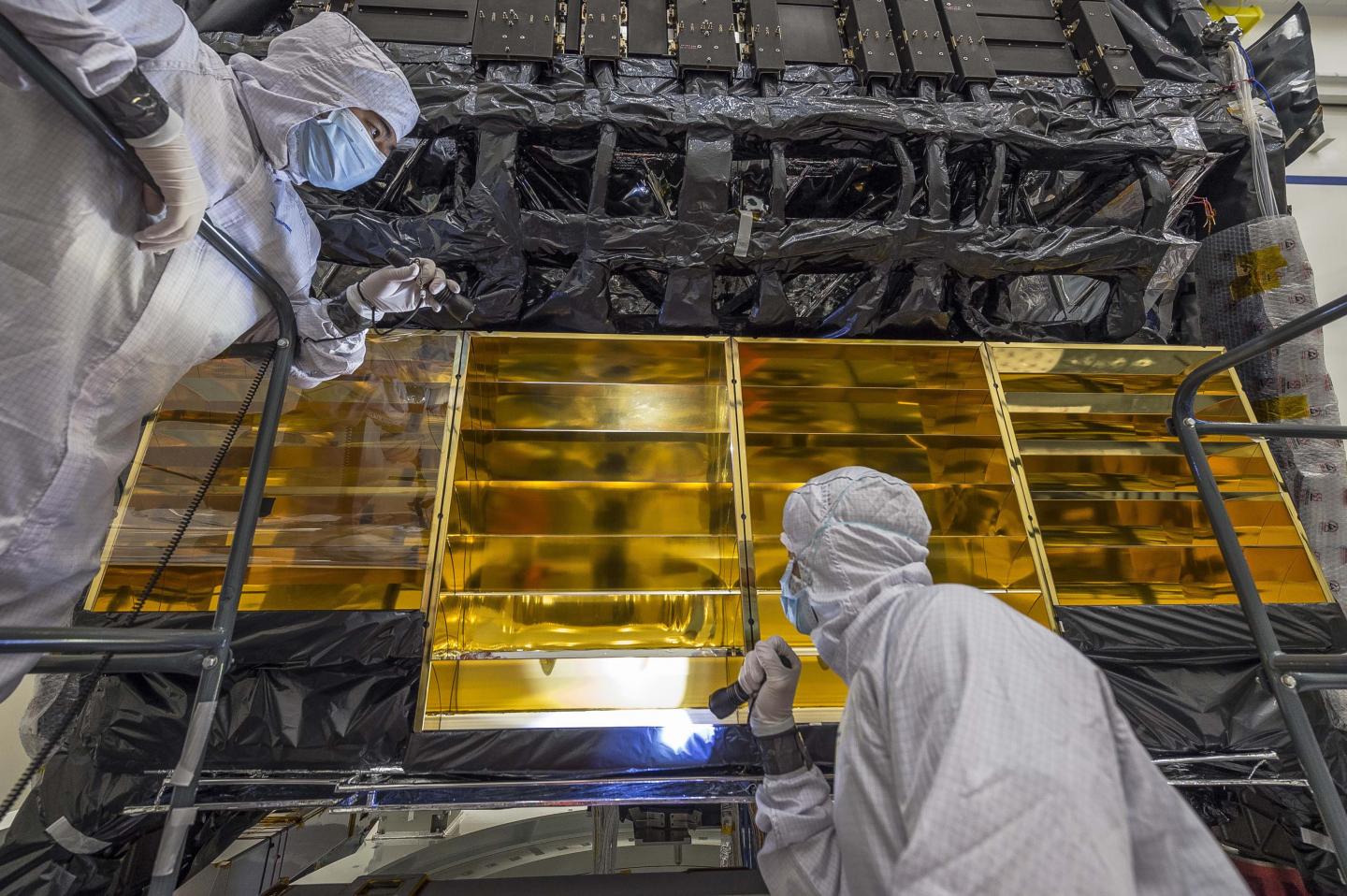 Engineers Install Baffles into JWST