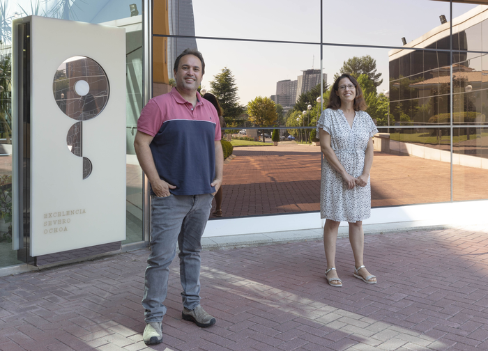 CNIO researchers Héctor Peinado and Susana Garcia Silva at the entrance of CNIO