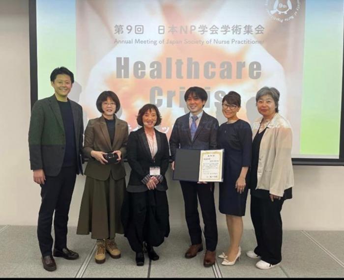 Researchers from the team receiving the Best Presentation Award at the 9th Annual Meeting of Japanese Society for Nurse Practitioners Research