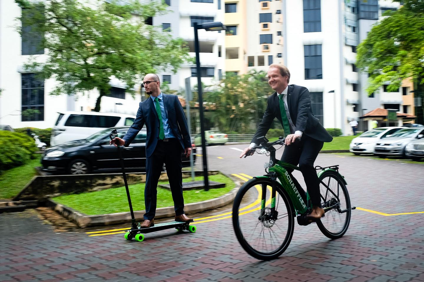 Dr. Marcel Mayer on the Prototype Eboard and Andreas Schick on the Ebike