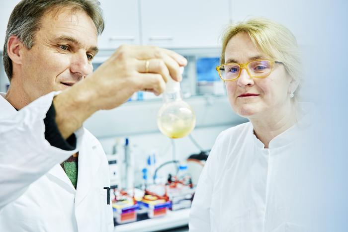 Dr Bernhard Krismer and Professor Stephanie Grond in the microbiology laboratory of the University of Tübingen.