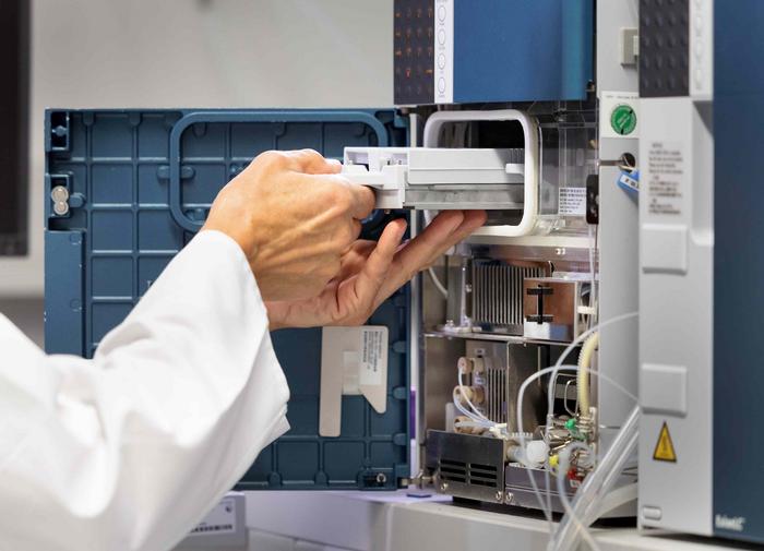 Loading sample material into a mass spectrometer