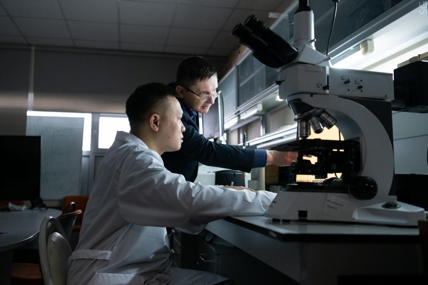 Deputy Head of the Department of Functional Nanosystems and High-Temperature Materials  Yuri Konyukhov with a lab employee.