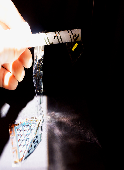 Operation of an integrated device of composed of two ultra-thin electronic devices interconnected by WVPAB using ultra-thin wiring films