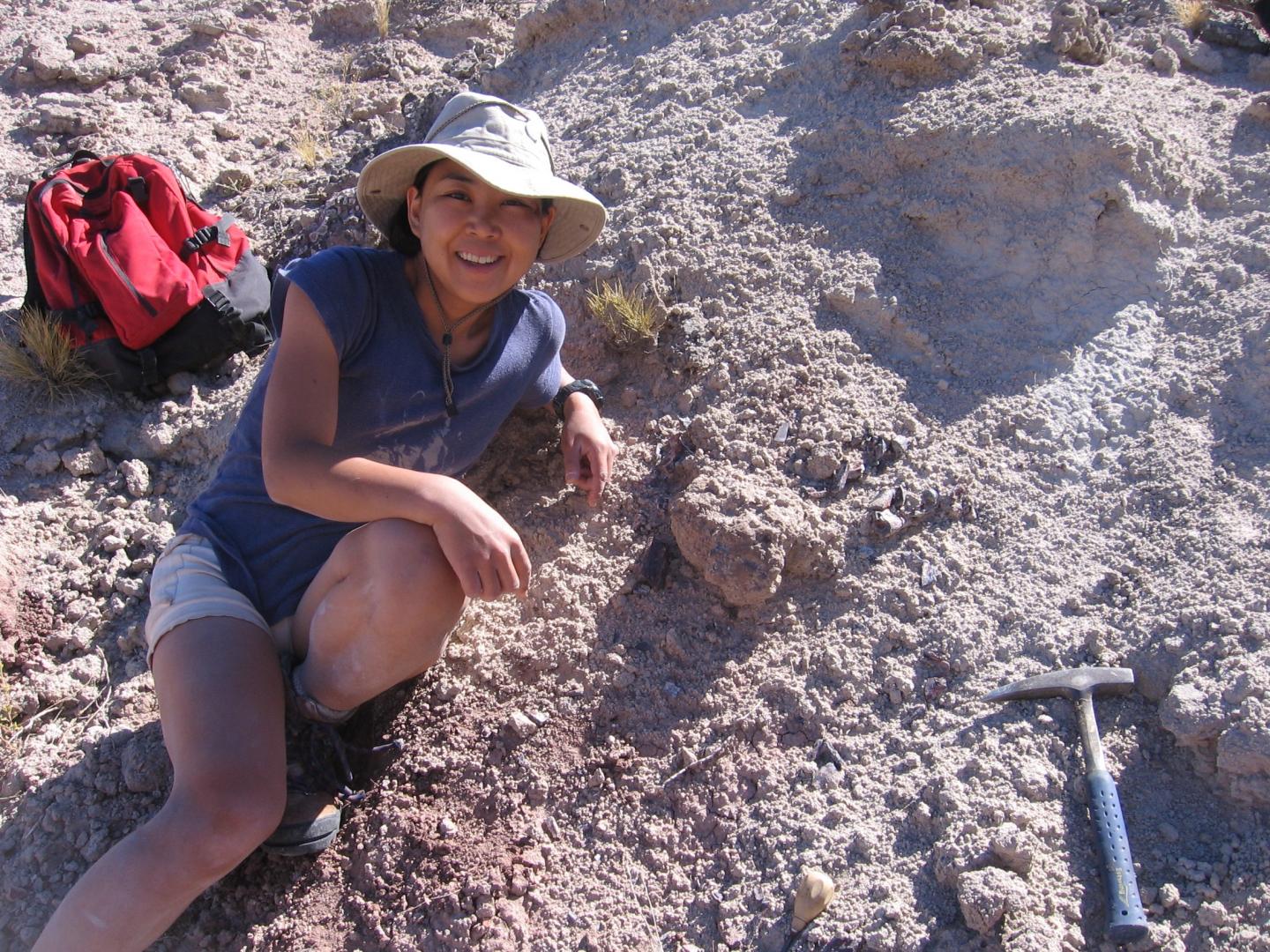 Akiko Shinya with <em>Gualicho shinyae</em>