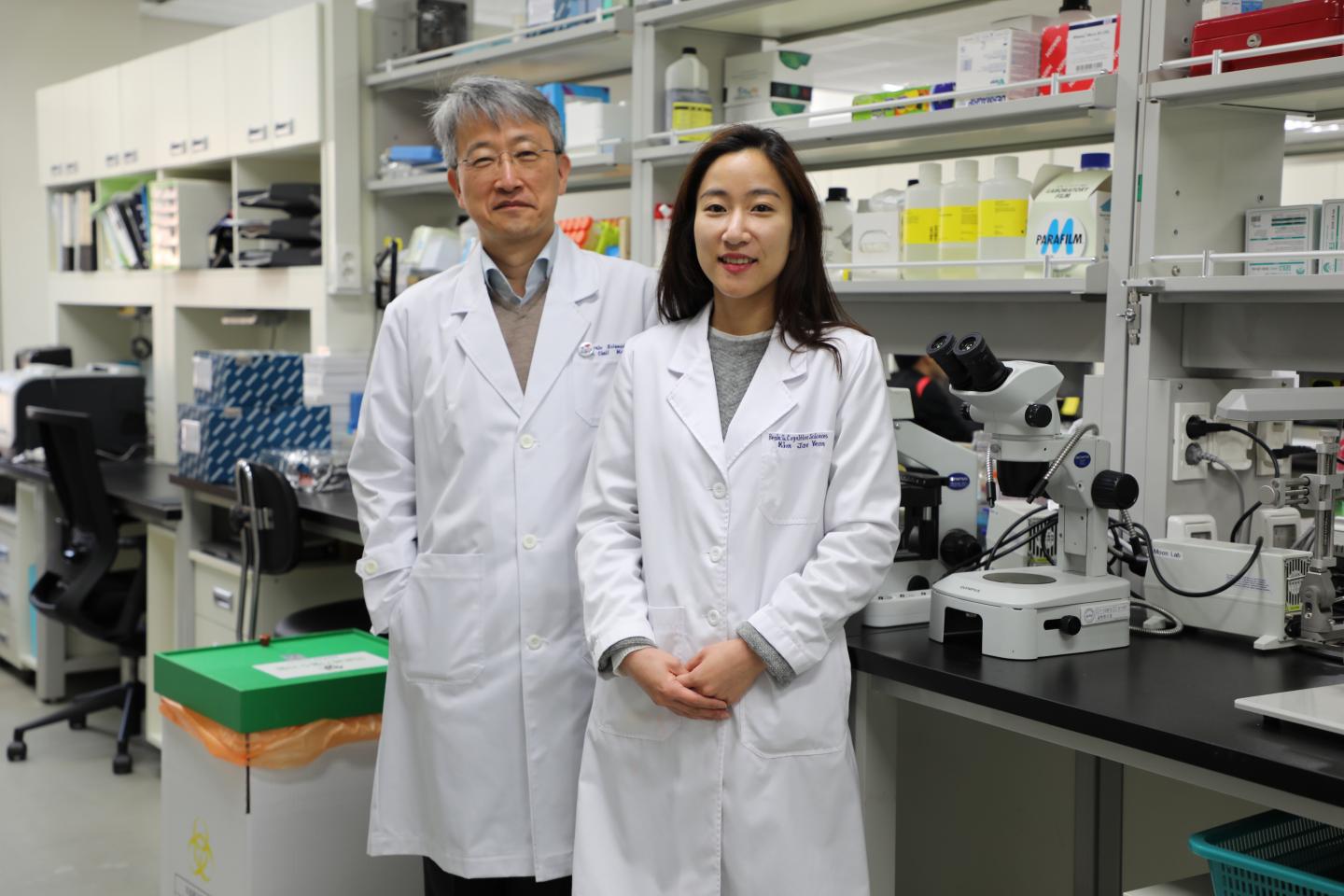 Professor Cheil Moon and First Author Jae Yeon Kim, a Ph.D. Student