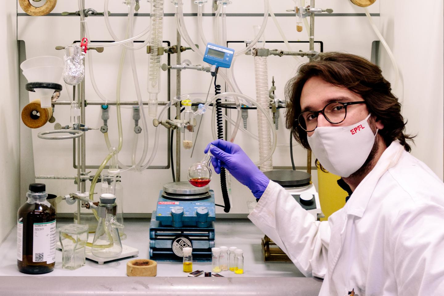 Marko Stojanovic in the Laboratory of Photonics and Interfaces (EPFL) holding a solution of MS5