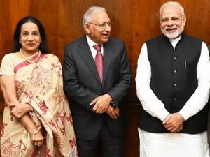 Prime Minister of India Narendra Modi is joined by Durga D. Agrawal, member, UH System Board of Regents and at left, Sushila Agrawal.