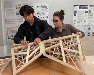 Students making an ice-ray lattice roof