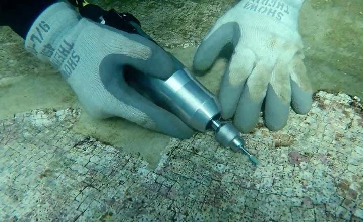 Light and Manganese to Discover the Source of Submerged Roman Marble