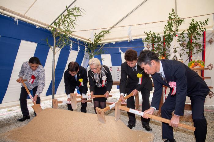 Representatives participated in the digging of the first shovel of soil