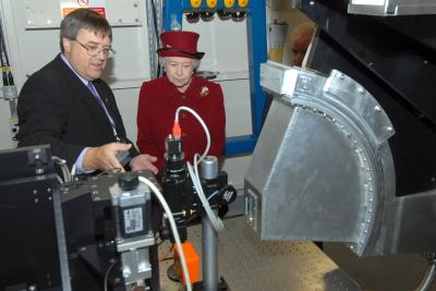 Queen Visiting Non-crystalline Diffraction Beamline at Diamond