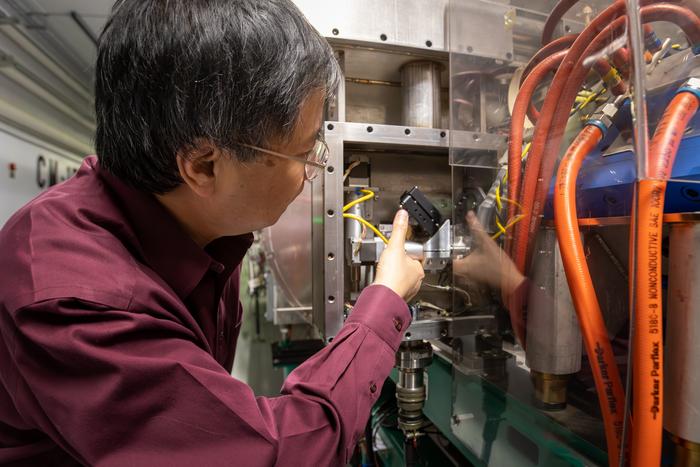 Yun Liu of ORNL points to laser comb