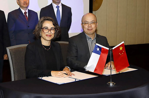Universidad Mayor Vice Chancellor of Research Nichole Trefault and BGI Genomics LATAM General Manager Liang Wu signing the agreement in Santiago