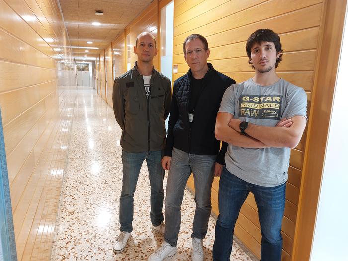 From left to right, Alexandre Viejo, Jordi Castellà and Cristòfol Dauden, researchers involved in the study.