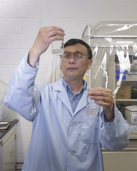 ORNL principal investigator Baohua Gu