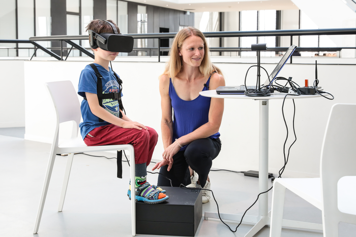VR disrupts coordination strategies in children