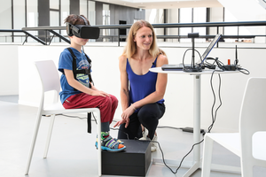 VR disrupts coordination strategies in children