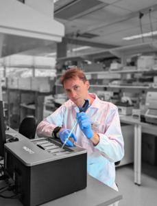 Dr James Strutt, Senior Postdoctoral Associate at SMART CAMP, operating the Oxford Nanopore GridION long read sequencer