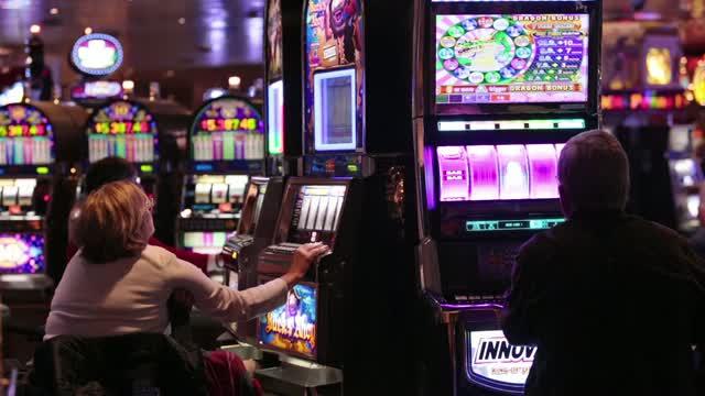Casino Lights and Sounds Encourage Risky Decision-Making