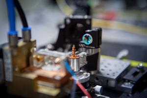 Combination of two active media, an NV diamond and a laser diode, in an optical resonator