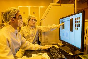 Inspecting EUV-patterned silicon wafer