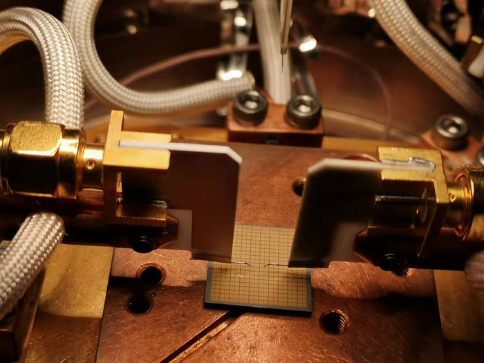 Sn2+ Sensitization Improves the Photoelectric Performance of PbS-based Photodetectors