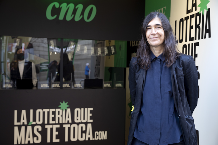 CNIO Director, Maria A. Blasco, in front of the lottery administration store of La Lotería que más te toca / The easiest lottery you can hit, in Arenal Street, Madrid.