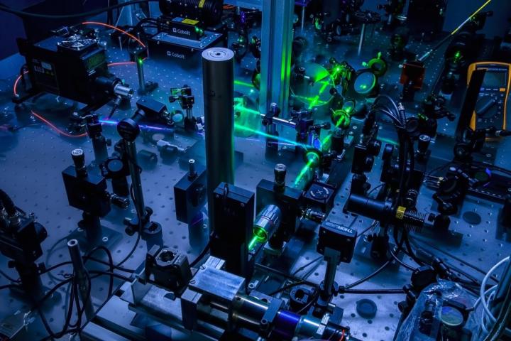 Amplified frequency-domain thermoreflectance