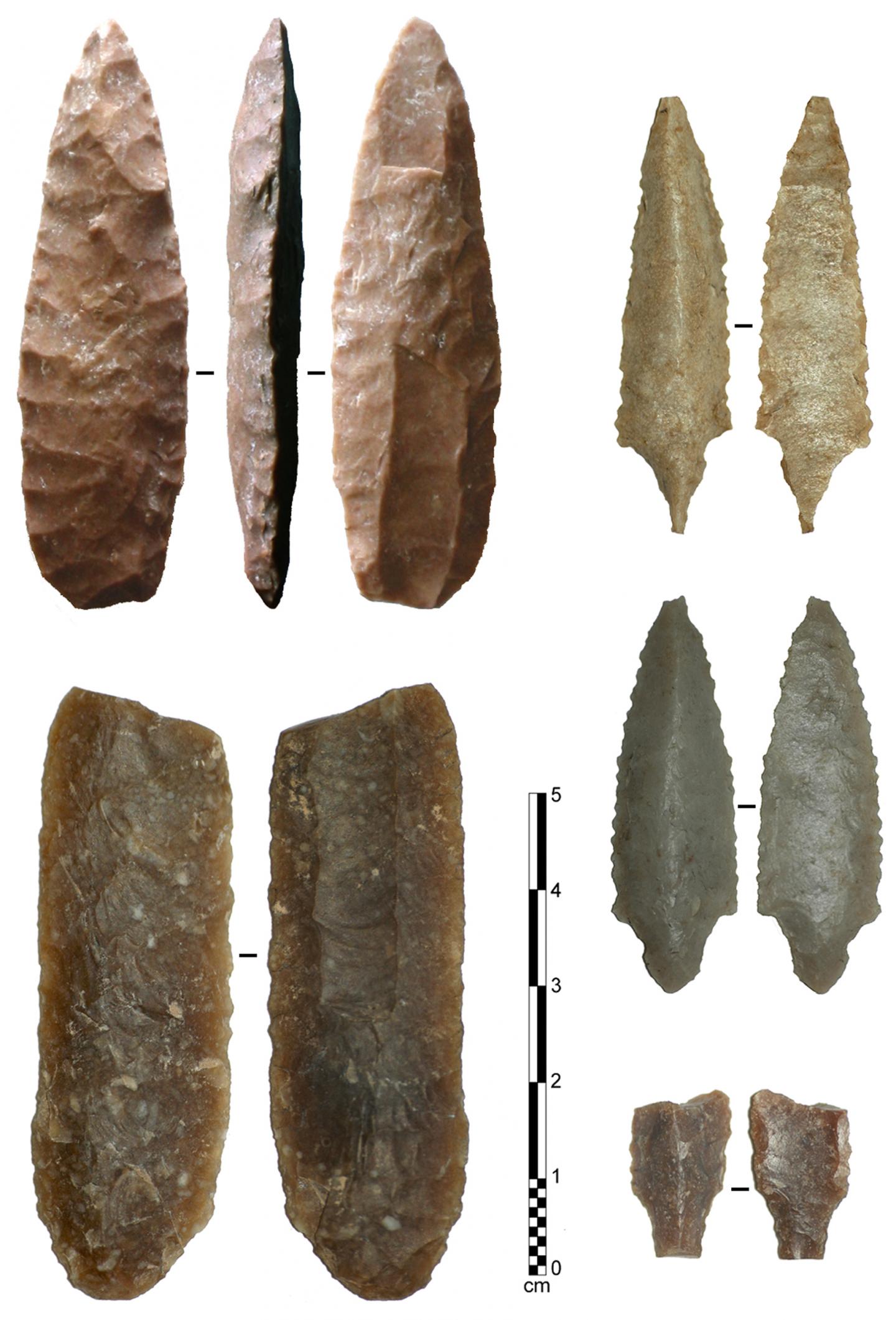 Steinspitzen mit Längsfurche vom archäologischen Fundort Manayzah im Jemen