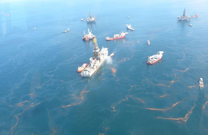 Oil at the sea surface above the Deepwater Horizon spill released volatile compounds into the atmosphere.