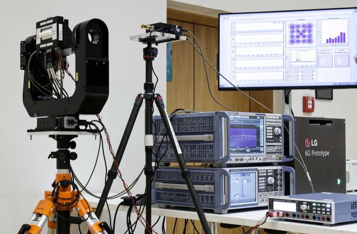 Researchers from the institutes Fraunhofer IAF and HHI, together with LG Electronics, have successfully executed the world’s first trial of D-band hybrid beamforming with dual-channel analog beamforming radio heads.