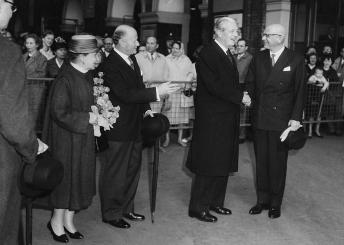 British Prime Minister Lord Macmillan greets President Kekkonen in London on the 8th May in 1961. To the left Mrs Sylvi Kekkonen and Her Majesty’s representative Lord Hastings. (Photo: Courtesy by the Archives of Urho Kekkonen)
