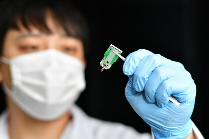 A researcher of KIST is looking at a three-dimensional multifunctional electrode chip
