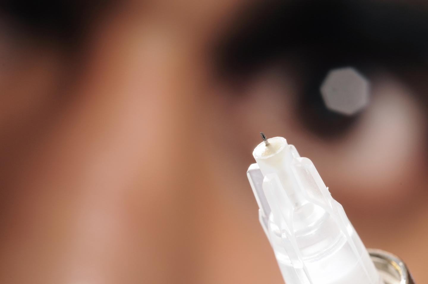 Microneedle for eye injection