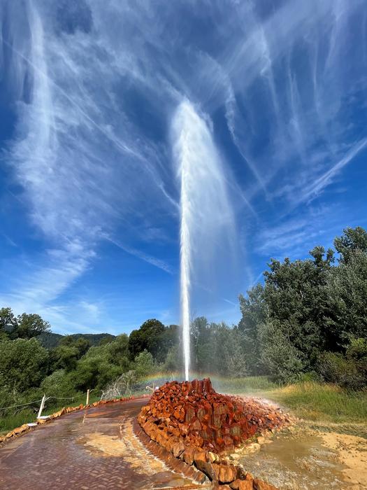 Cold-water geyser