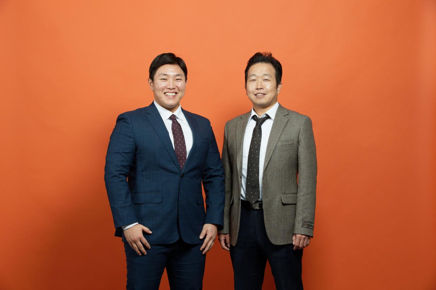 Jong Won Oh (left) and Professor Jiseok Lee (right)