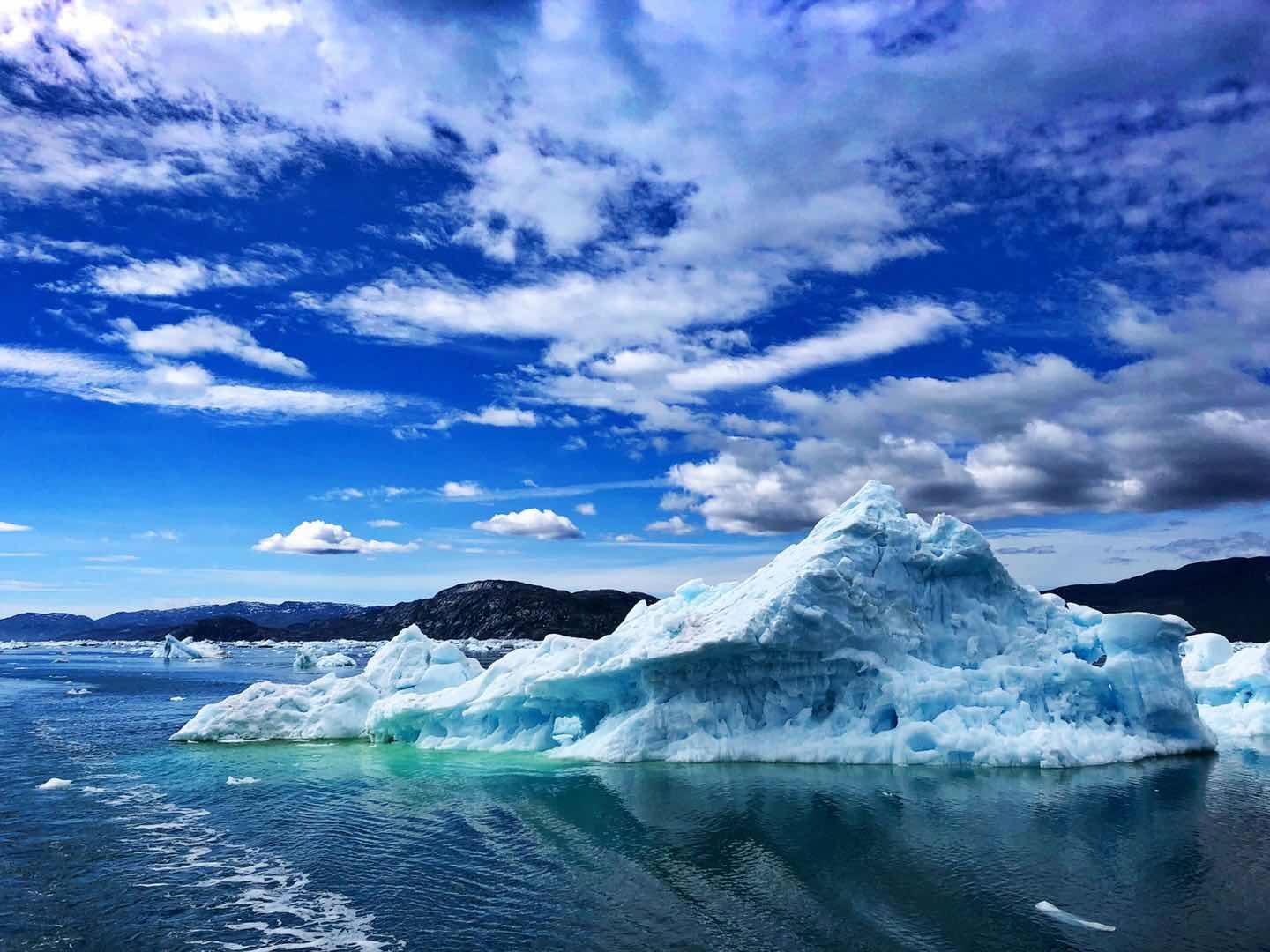 A Photo of Iceberg Rafting