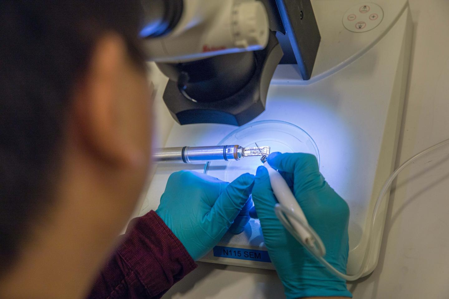 Lide Yao, Aalto University's Nanomicroscopy Center