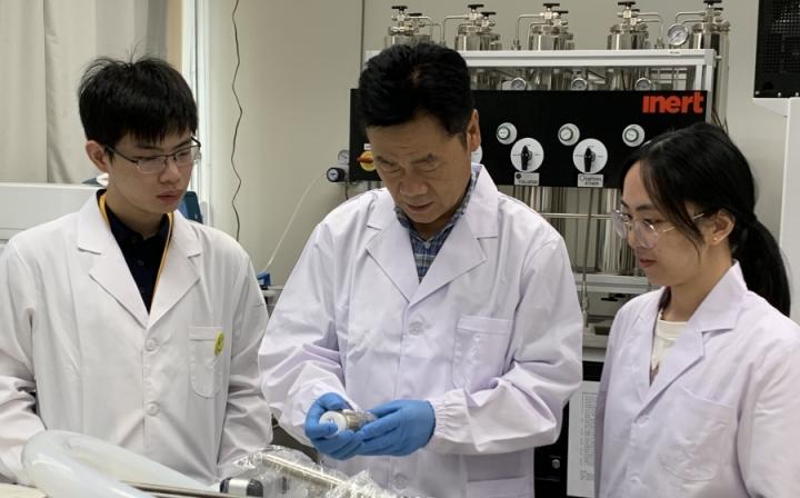 Professor Guo and research team