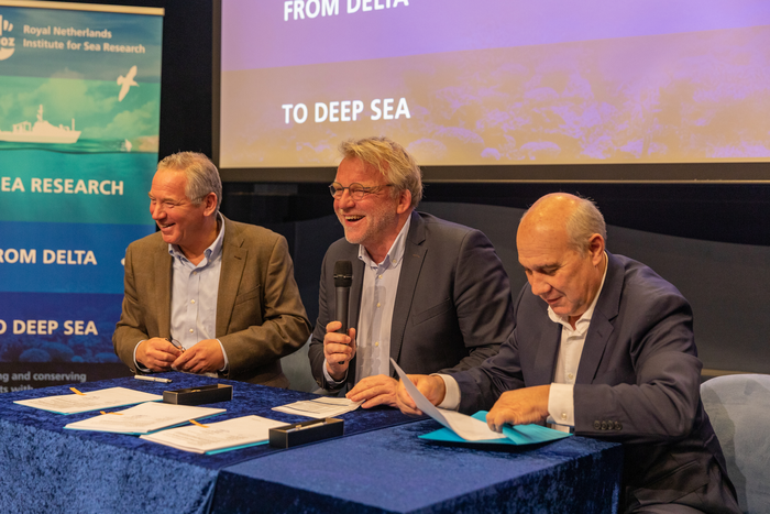 Milestone: representatives of NWO, NIOZ and Spanish shipbuilder Astilleros Armon sign the contract.