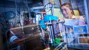 Linnéa Strandberg in the lab where the researchers have built a control system to monitor the fuel cell.